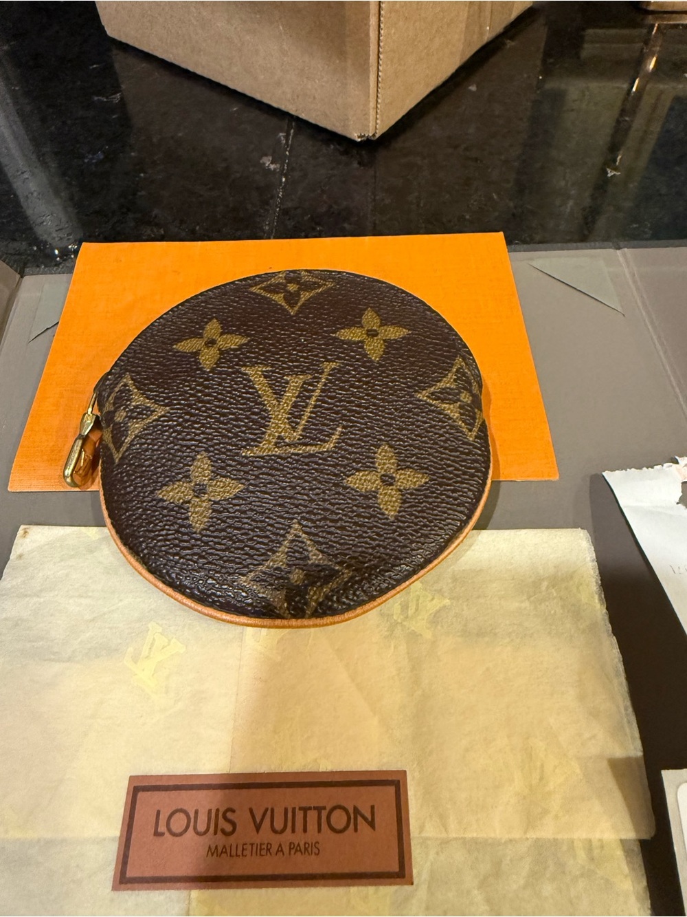 Gorgeous 100% authentic like new Louis Vuitton Monogram Round Coin pouch